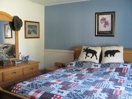 153 Hwy 584, Nakina, ON - Indoor Photo Showing Bedroom