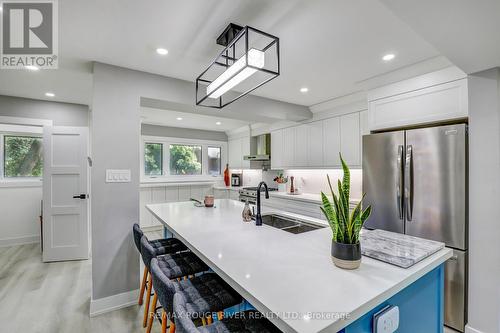 1 - 1270 Gainsborough Drive, Oakville, ON - Indoor Photo Showing Kitchen With Double Sink With Upgraded Kitchen