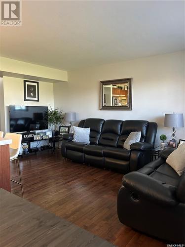 301 1303 Paton Crescent, Saskatoon, SK - Indoor Photo Showing Living Room