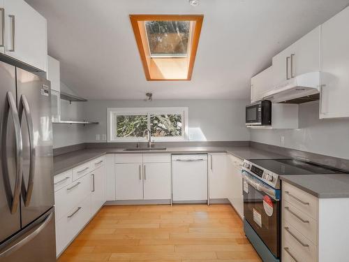 1415 Camosun St, Victoria, BC - Indoor Photo Showing Kitchen