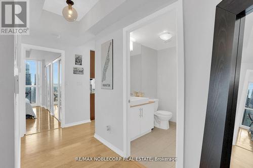 4407 - 55 Bremner Boulevard, Toronto, ON - Indoor Photo Showing Bathroom