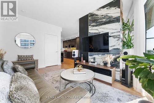 3008 - 117 Mcmahon Drive, Toronto, ON - Indoor Photo Showing Living Room