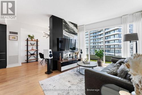 3008 - 117 Mcmahon Drive, Toronto, ON - Indoor Photo Showing Living Room