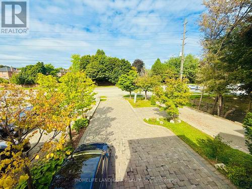 697 Sixteenth Avenue, Richmond Hill, ON - Outdoor With View