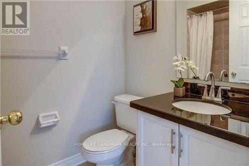 697 Sixteenth Avenue, Richmond Hill, ON - Indoor Photo Showing Bathroom