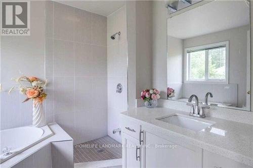 697 Sixteenth Avenue, Richmond Hill, ON - Indoor Photo Showing Bathroom