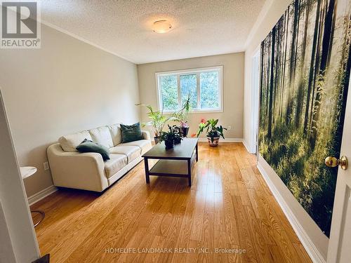 697 Sixteenth Avenue, Richmond Hill, ON - Indoor Photo Showing Living Room