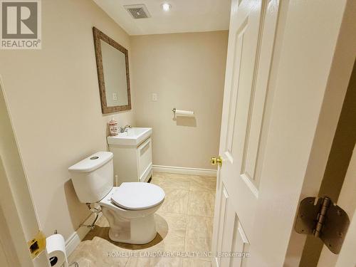 697 Sixteenth Avenue, Richmond Hill, ON - Indoor Photo Showing Bathroom