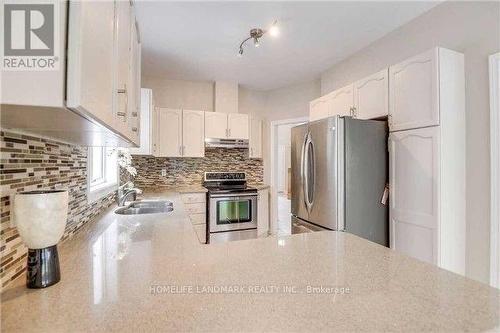 697 Sixteenth Avenue, Richmond Hill, ON - Indoor Photo Showing Kitchen