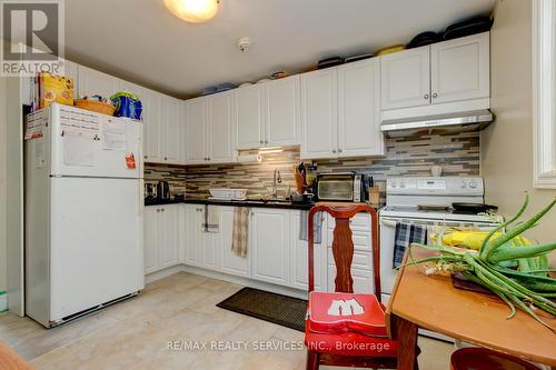 8 Heatherside Court, Brampton, ON - Indoor Photo Showing Kitchen