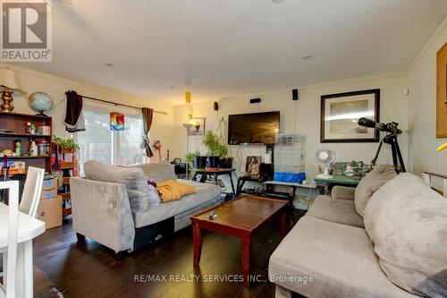 8 Heatherside Court, Brampton, ON - Indoor Photo Showing Living Room