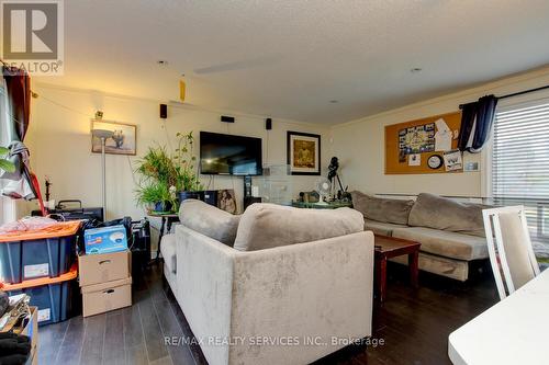 8 Heatherside Court, Brampton, ON - Indoor Photo Showing Living Room