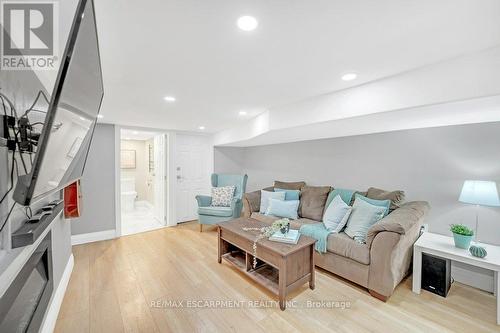 226 Balsam Avenue S, Hamilton, ON - Indoor Photo Showing Living Room