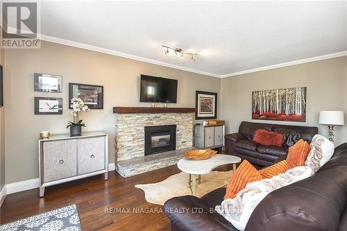 38 Banburry Crescent, Grimsby, ON - Indoor Photo Showing Living Room With Fireplace