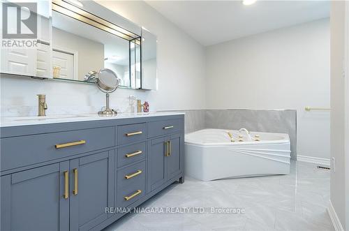 38 Banburry Crescent, Grimsby, ON - Indoor Photo Showing Bathroom