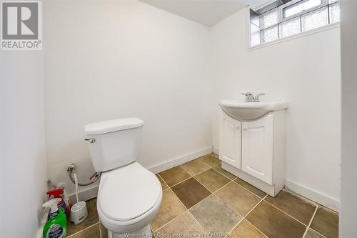 1110 Esdras Place, Windsor, ON - Indoor Photo Showing Bathroom