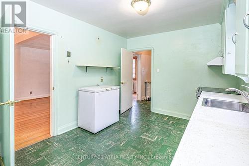 31 Parkview Hill Crescent, Toronto, ON - Indoor Photo Showing Laundry Room