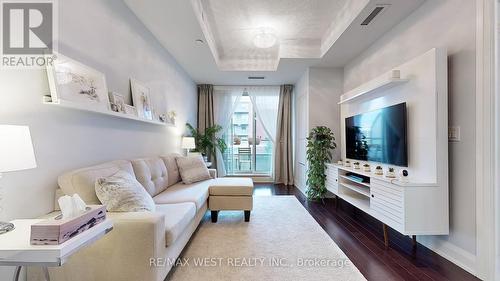 303 - 1 Uptown Drive, Markham, ON - Indoor Photo Showing Living Room