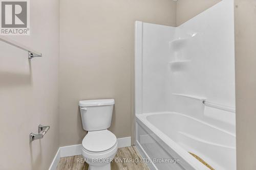 143 - 1960 Dalmagarry Road N, London, ON - Indoor Photo Showing Bathroom