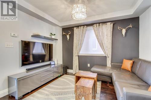 19 Long Point Drive, Richmond Hill, ON - Indoor Photo Showing Living Room