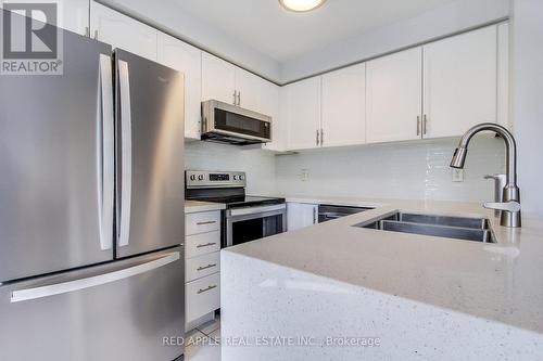 19 Long Point Drive, Richmond Hill, ON - Indoor Photo Showing Kitchen With Double Sink With Upgraded Kitchen