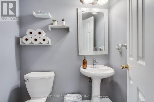 19 Long Point Drive, Richmond Hill, ON - Indoor Photo Showing Bathroom