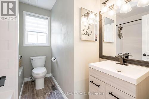 66 Clute Crescent, Barrie, ON - Indoor Photo Showing Bathroom