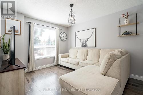 66 Clute Crescent, Barrie, ON - Indoor Photo Showing Living Room