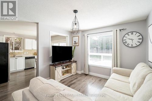 66 Clute Crescent, Barrie, ON - Indoor Photo Showing Living Room