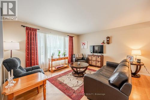 9820 Highway 12, Oro-Medonte, ON - Indoor Photo Showing Living Room