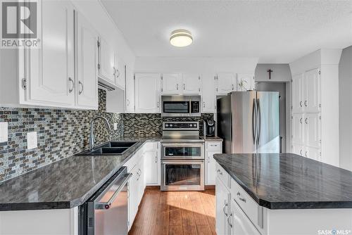 427 Sylvian Crescent, Saskatoon, SK - Indoor Photo Showing Kitchen With Stainless Steel Kitchen With Double Sink With Upgraded Kitchen