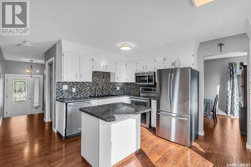 427 Sylvian Crescent, Saskatoon, SK - Indoor Photo Showing Kitchen With Stainless Steel Kitchen With Upgraded Kitchen