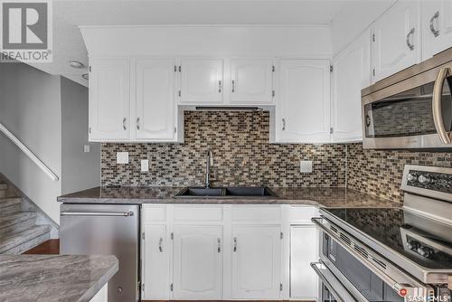 427 Sylvian Crescent, Saskatoon, SK - Indoor Photo Showing Kitchen With Stainless Steel Kitchen With Upgraded Kitchen