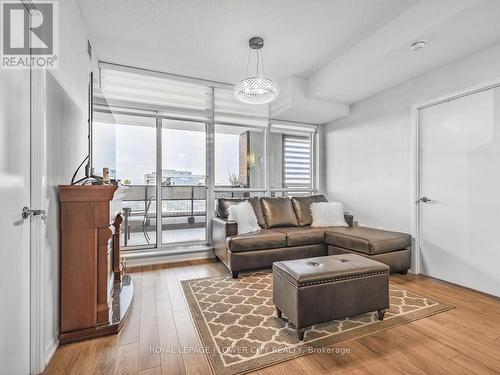 628 - 3091 Dufferin Street, Toronto, ON - Indoor Photo Showing Living Room