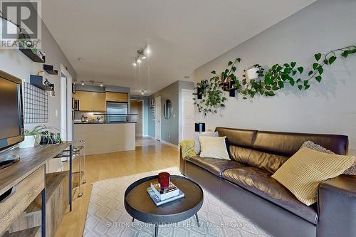 406 - 70 High Park Avenue, Toronto, ON - Indoor Photo Showing Living Room