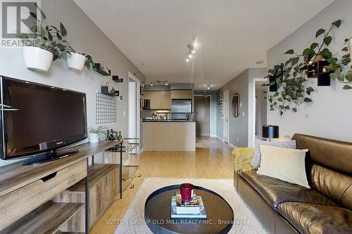 406 - 70 High Park Avenue, Toronto, ON - Indoor Photo Showing Living Room