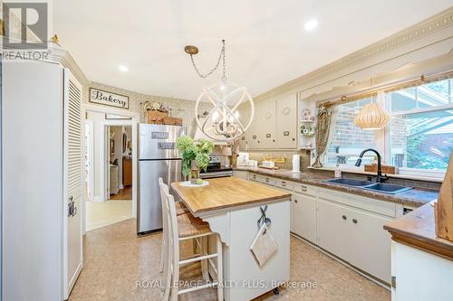 62 Nelson Court, Halton Hills, ON - Indoor Photo Showing Kitchen With Double Sink