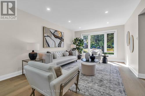 902 Kowal Drive, Mississauga, ON - Indoor Photo Showing Living Room