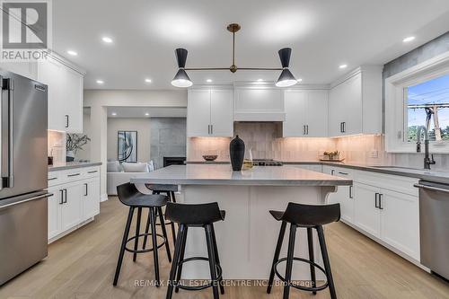 902 Kowal Drive, Mississauga, ON - Indoor Photo Showing Kitchen With Stainless Steel Kitchen With Upgraded Kitchen