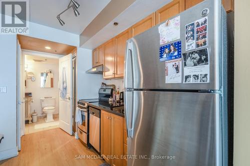 611 - 210 Victoria Street, Toronto, ON - Indoor Photo Showing Kitchen