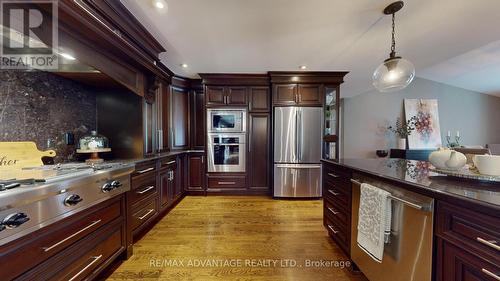 24 Berkley Crescent, London, ON - Indoor Photo Showing Kitchen With Upgraded Kitchen