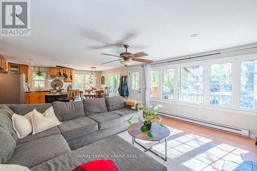 79 Northern Avenue, Galway-Cavendish And Harvey, ON - Indoor Photo Showing Living Room