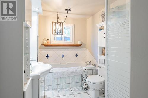 79 Northern Avenue, Galway-Cavendish And Harvey, ON - Indoor Photo Showing Bathroom