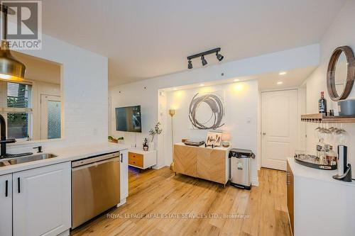 521 - 10 Douro Street, Toronto, ON - Indoor Photo Showing Kitchen