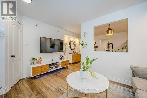 521 - 10 Douro Street, Toronto, ON - Indoor Photo Showing Living Room