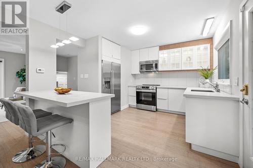 7 Veery Place, Toronto, ON - Indoor Photo Showing Kitchen With Upgraded Kitchen