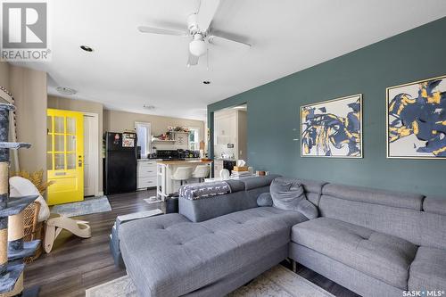 62 Charles Crescent, Regina, SK - Indoor Photo Showing Living Room