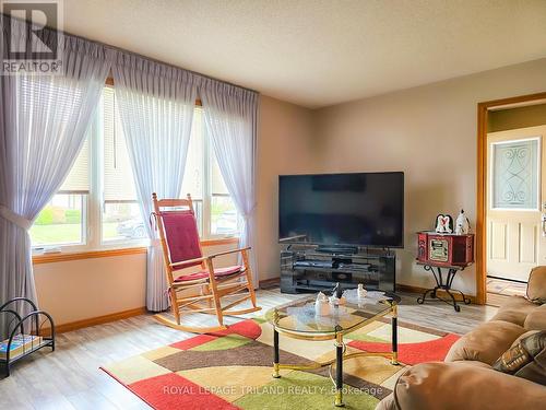 28 Rickwood Place, St. Thomas, ON - Indoor Photo Showing Living Room