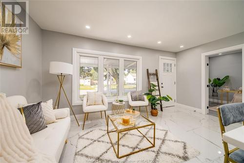 1454 Aubin, Windsor, ON - Indoor Photo Showing Living Room