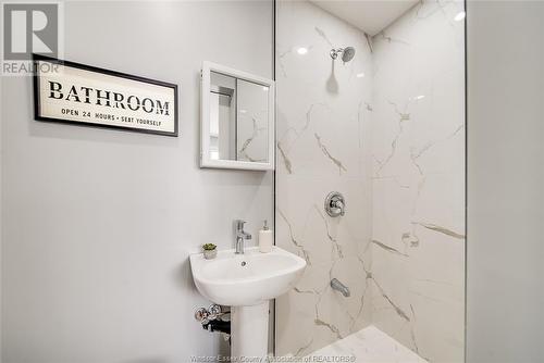 1454 Aubin, Windsor, ON - Indoor Photo Showing Bathroom